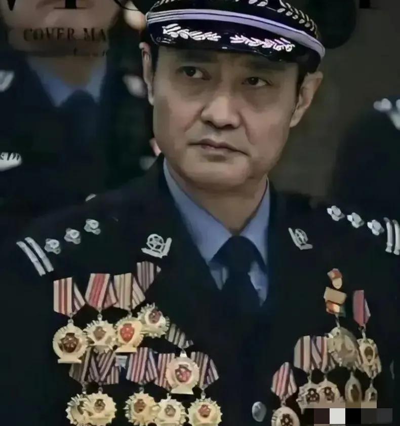 1998年，程鹏在执勤，突然被人用枪抵住了脑门，他掏出的警官证停在半空，脑海中