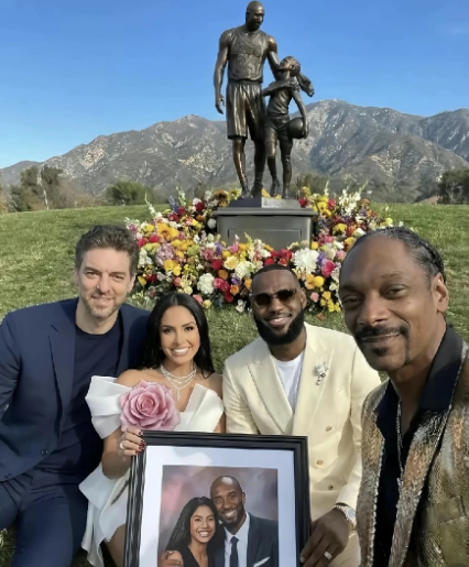 瓦妮莎带朋友一起纪念科比，黑曼巴家族。永远的科比，永远怀念你。