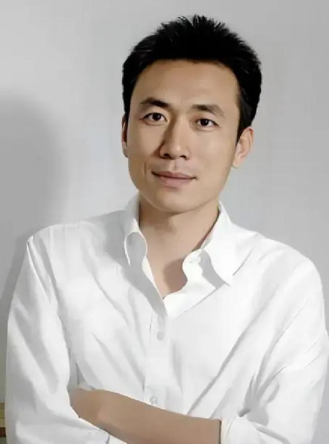 2008年，亿万富翁王微在婚内爱上了一位芭蕾舞美女，他随手给妻子杨蕾10万元：“