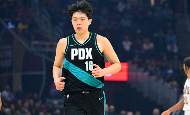 杨翰森在开拓者3分菜到抠脚！混音队准到起飞！你说他3分不准吧，他在混音队3分