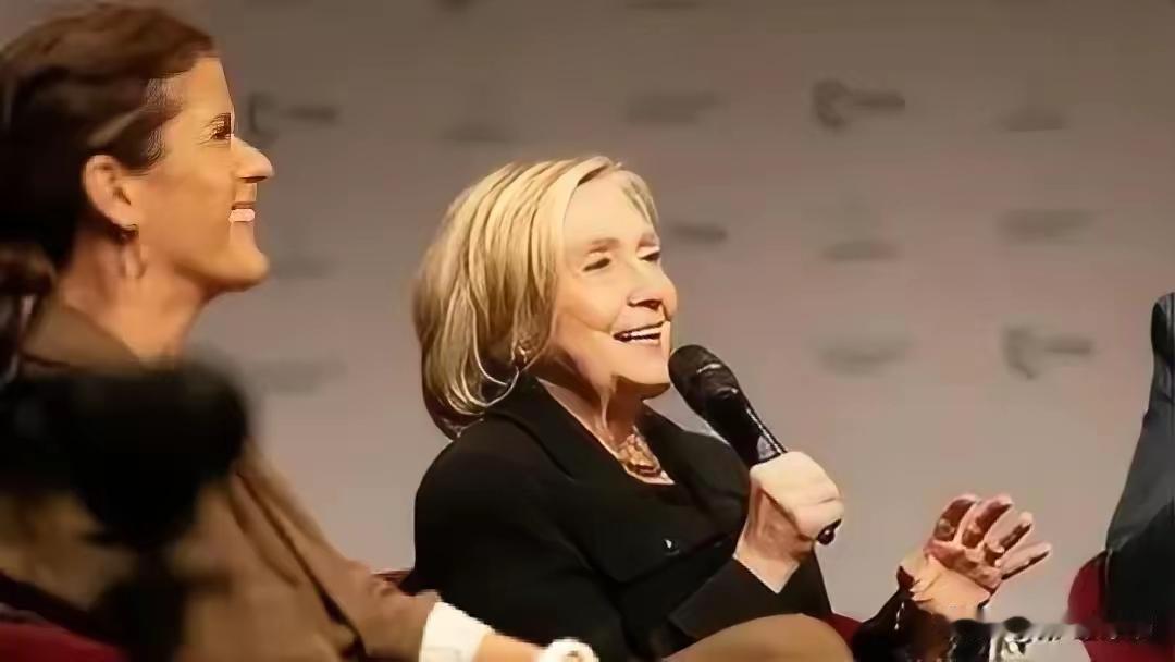 78岁的希拉里往慕尼黑讲台上一坐，全场安静三秒，她没讲外交辞令，第一句就炸了：特
