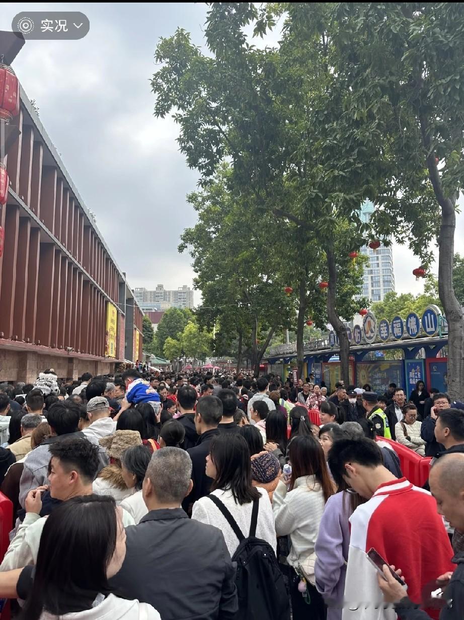 佛山祖庙挤爆了！本地人都不敢出门，全是外地人来“抢”年味今天刷到佛山祖庙