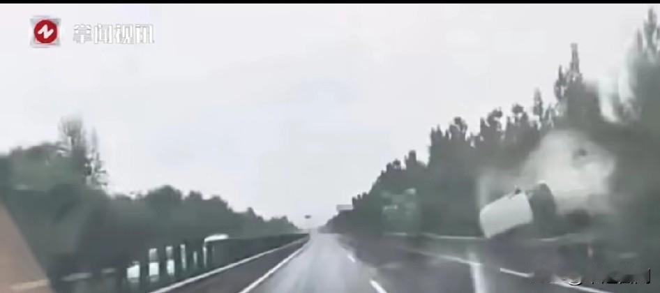 高速上，一辆SUV在雨中失控，女子被甩出车外，整个人瞬间腾空而起！这司机技术也