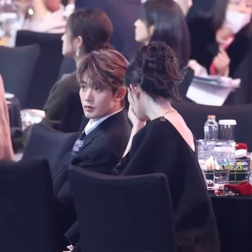 一场下来孟姐小嘴微叉步数点开三万步，你就说这外交任务完成的好不好吧？