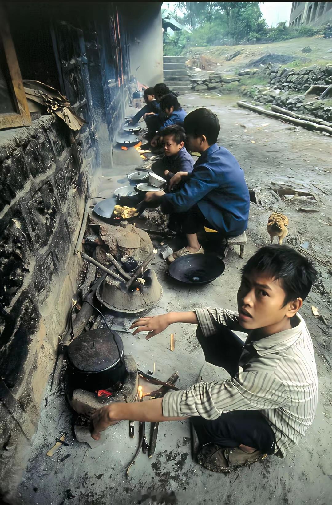 90年代，云南的乡镇寄宿生在做饭。你现在说给00后听，他们都不信。