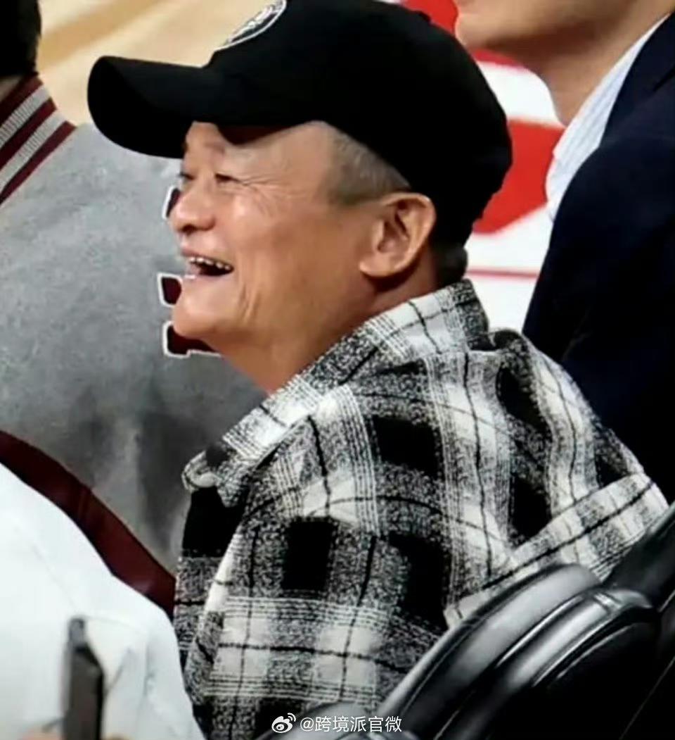 擦！还是马云快活！去澳门看NBA去了！跟马云并排做在一起的，你们认识谁？