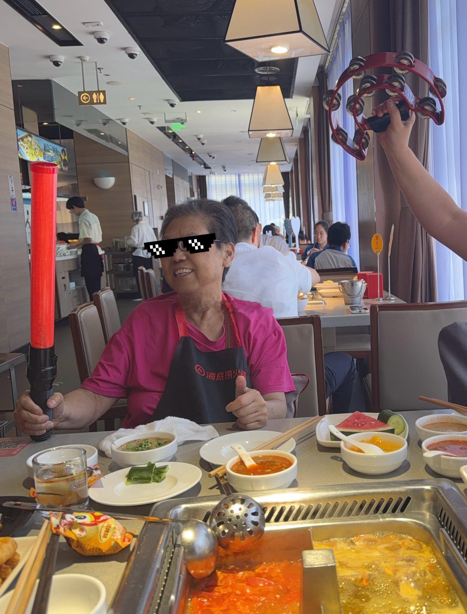 行我妈出门了挺高兴​​​