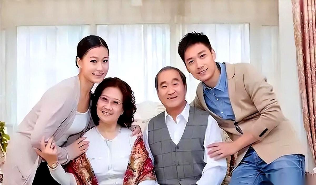 前阵子网上热议的一个真事：上海一个小伙子把月薪6000的文职工作辞了，彻底告别了