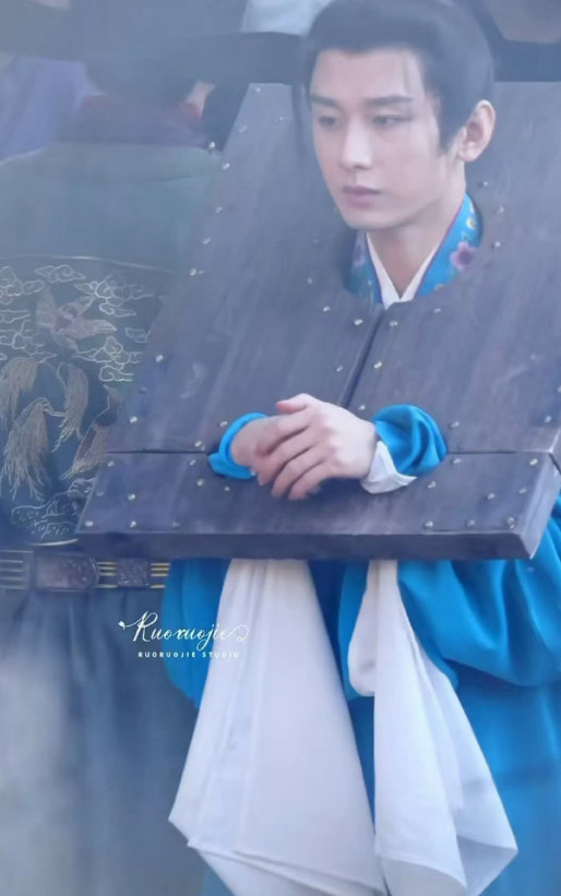 成毅在《两京十五日》中挑战从太子到犯人的身份跨越，戴枷锁路透细节满满，身份落差带