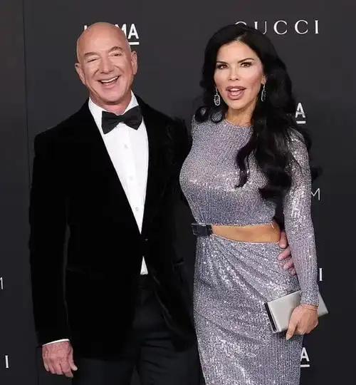 投至千万美金的威尼斯大婚过去不到一年，桑切斯作为现世界第三富豪贝索斯的太太，小日