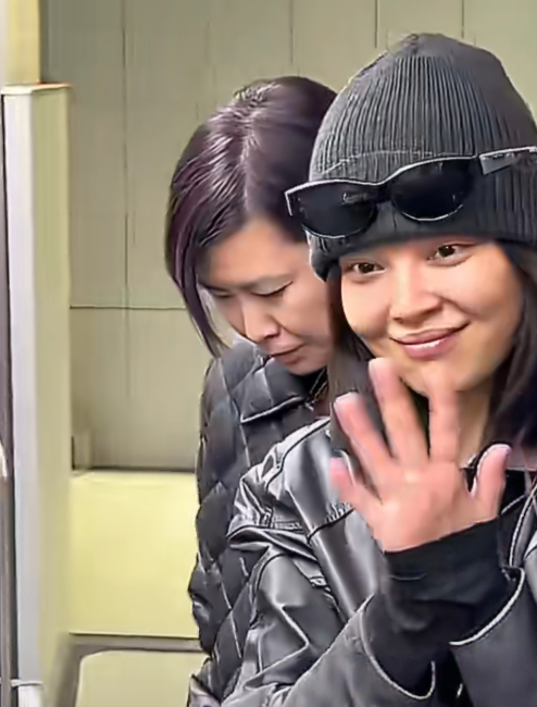 辛芷蕾素颜到达巴黎参加时装周网友称赞素颜太美不愧是影后辛芷蕾与工作人员到达巴