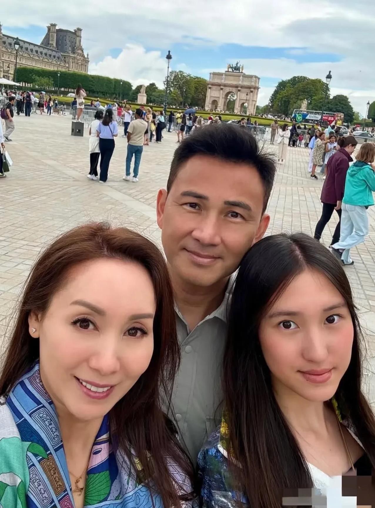 郭可盈与林文龙带着女儿于巴黎度假，尽情享受夏日的温馨时光。一家三口玩得极为开心，