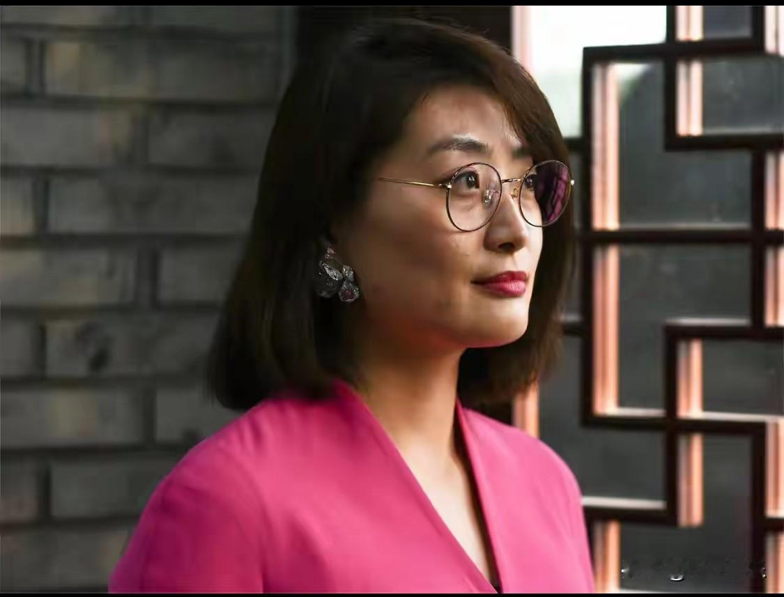 宗馥莉这二步棋堪称豪门教科书！不婚不恋是首招，斩断外戚干政风险，将宗氏产业牢牢钉