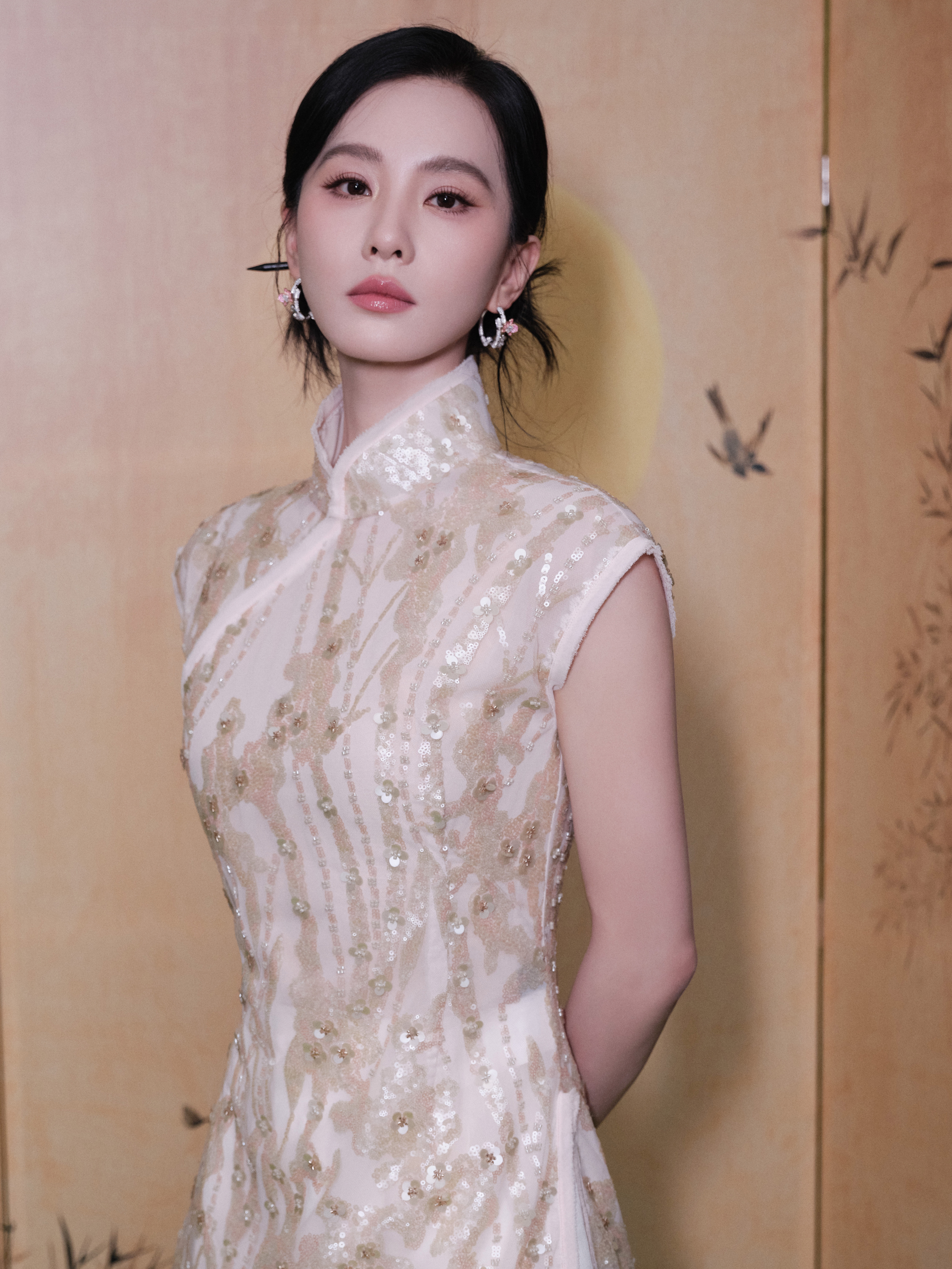 刘诗诗刘诗诗东方淮竹养护手册旗袍勾勒曼妙身姿，美目流转仿若画中佳人。举手