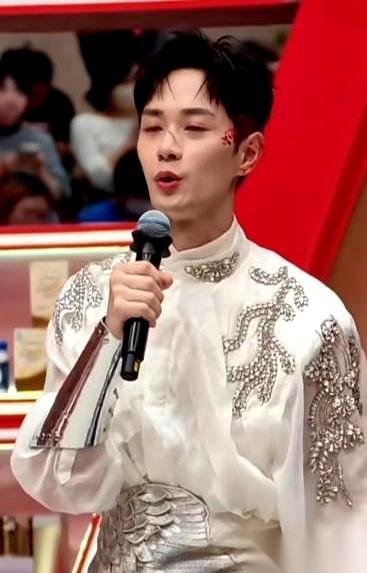 破音的稳稳当当，卖情怀的躺进前三。那个真刀真枪全开麦、连换气声都稳得一批的人，