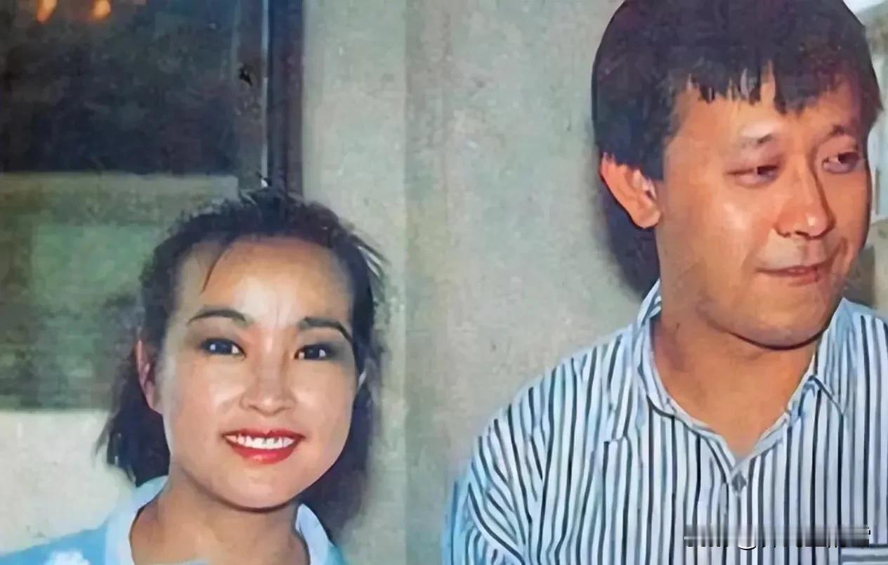 老照片：刘晓庆和姜文。年轻时的刘晓庆很漂亮，有个性，有主见，绝不是人们印象中