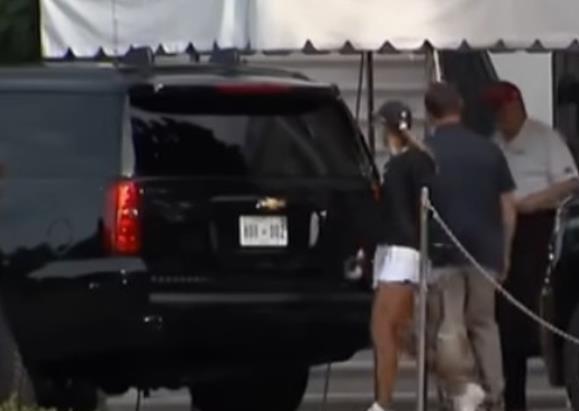 特朗普已死冲上美国热搜，他亲自现身粉碎流言。近日网上流传美国总统特朗普健康出