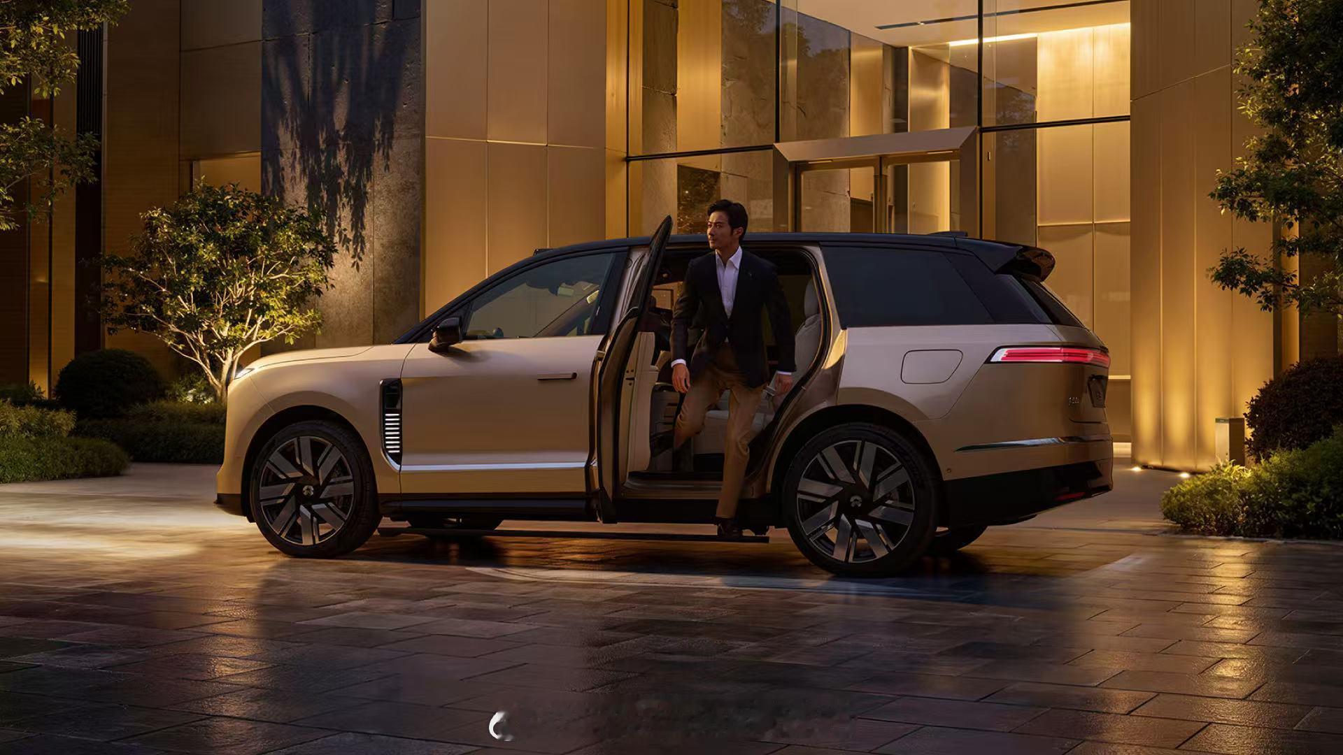 蔚来ES9今天在杭州正式发布并开启预售。ES9行政豪华版预售价528,000元起