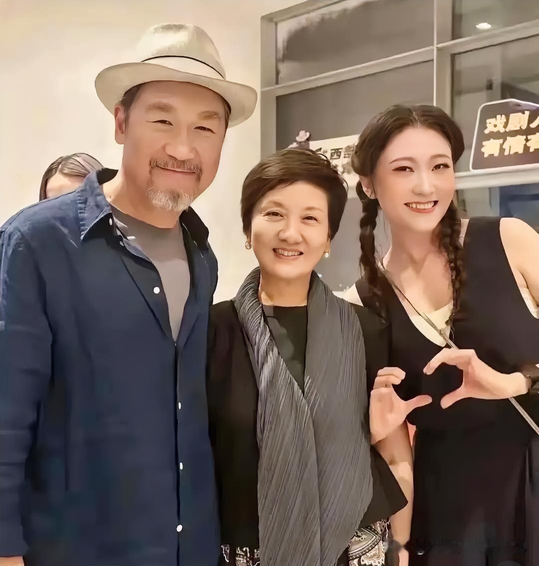一晃眼当年的男神都成老头的模样了，71岁的张国立老了不少，倒是她的妻子皮肤还保养