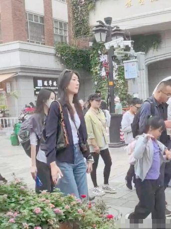 王菲现身李亚鹏民宿，俩人真要再度复婚吗？最近娱乐圈最热闹的老瓜，又绕回王菲和李亚鹏身上了。王菲过完5