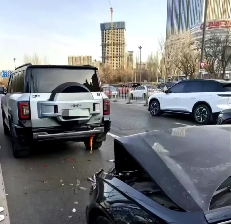 网友：我的方程豹被撞了，好心痛。。。后车，没事吧！