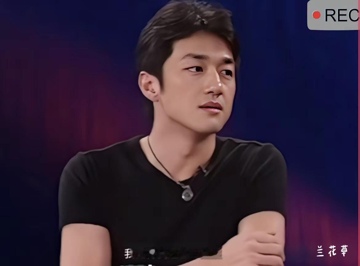 青春李亚鹏，29岁。这个时候的他，身形挺拔，脸庞瘦削，神情自若。就这么干干净