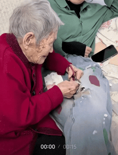 笑不活了，内蒙古，孙子和孙媳妇一家回去看奶奶，结果奶奶看到孙媳妇穿的时尚破洞牛仔