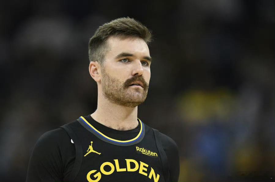 今天，库里在训练结束后接受了采访。谈及回归后斯潘塞能为自己提供的帮助，库里表示：