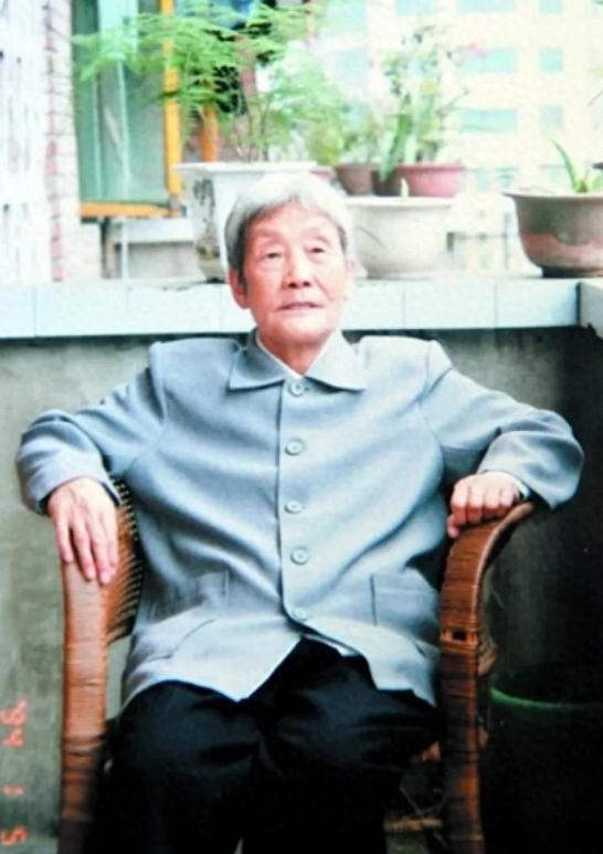 1949年秋，重庆的雾像一张没收干的湿麻布，罩在人们头顶，也罩进了渣滓洞的高墙铁