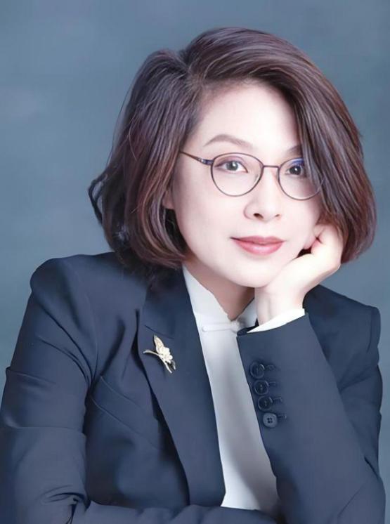 8月21日，马光远没有骂张丹丹“何不食肉糜”。他只做了一件事：翻她的简历，然后盯