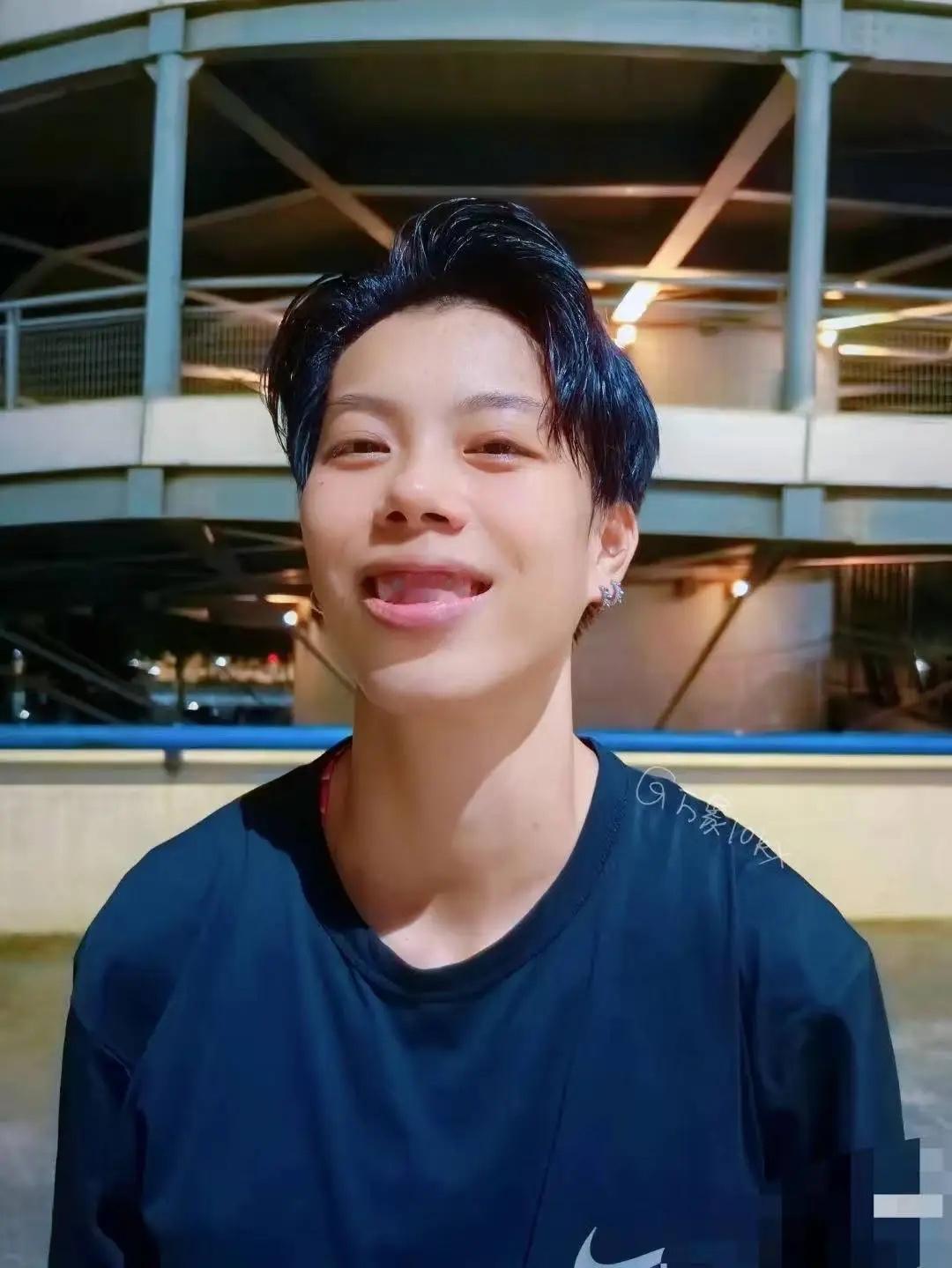 不让你猜了，告诉你，这是刘景扬。一个励志的广东妹子，淳朴，努力，不张扬，成绩来的