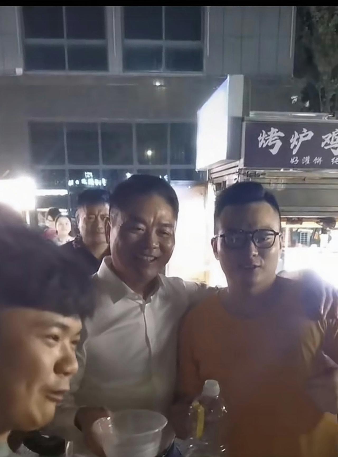 “强哥”深夜与家乡的年轻人在街头用塑料碗喝大酒，说明了三个问题：1、在万亿元级