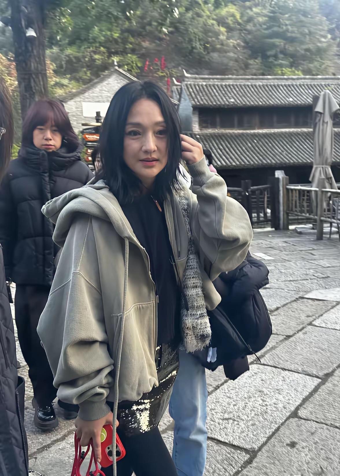 周迅昔日美照，2024年，她现身北京古北水镇，参加音乐会的打扮风格。当时的周