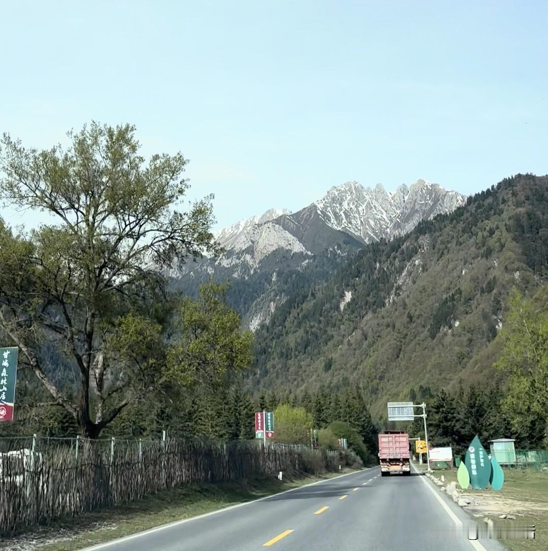 九寨沟非常著名，一年四季几乎都是人满为患，都是冲着九寨沟名气来的。其实，我也早