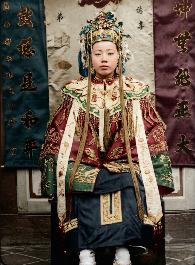 清末，汉族新娘婚嫁正装肖像，完整还原了传统中式婚礼的新娘礼服，她神情沉静肃穆，眉