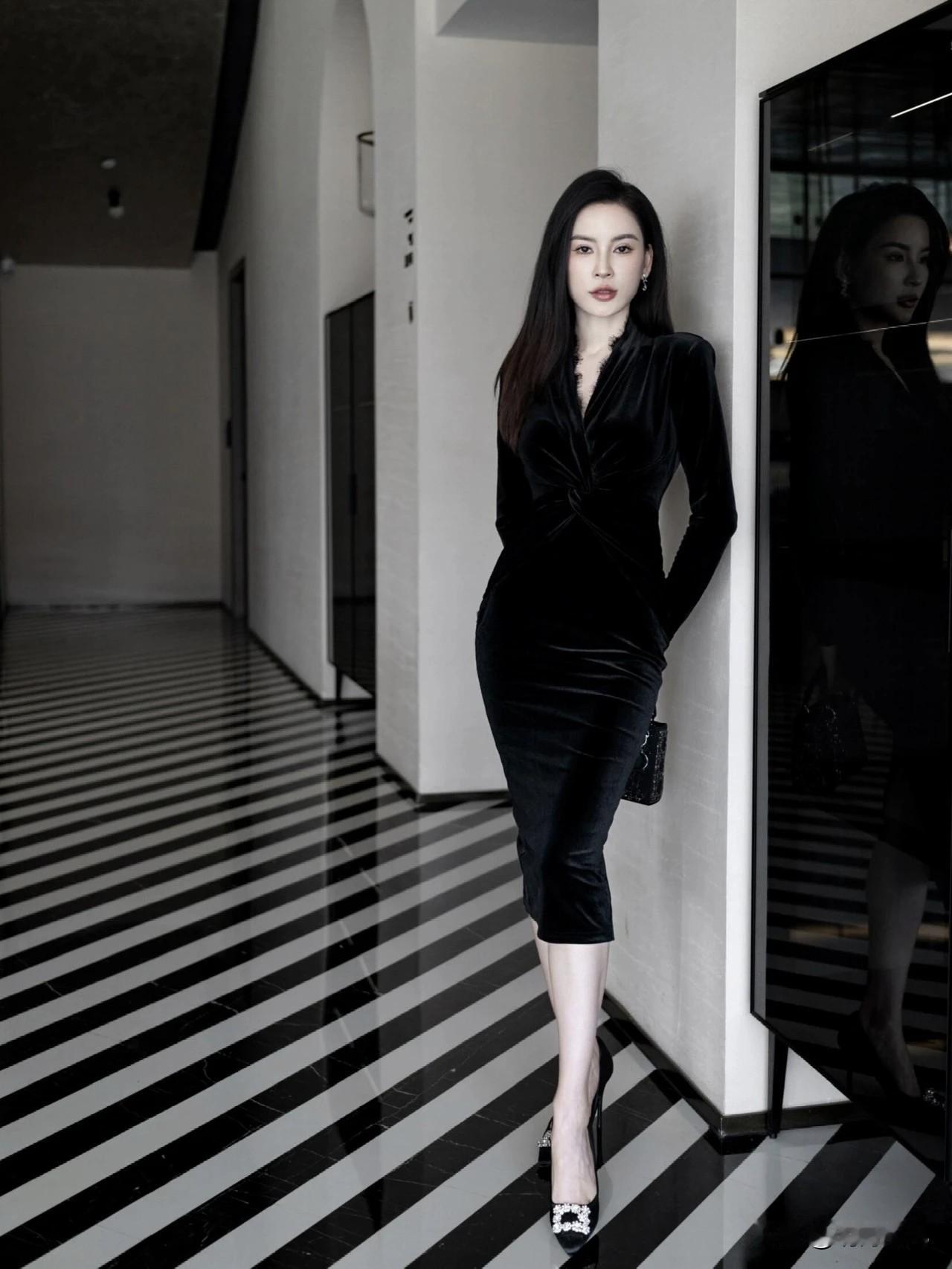 翻到相册里前几天穿的一条裙子，忍不住想分享——黑色蕾丝拼接丝绒，修身款，其实版型