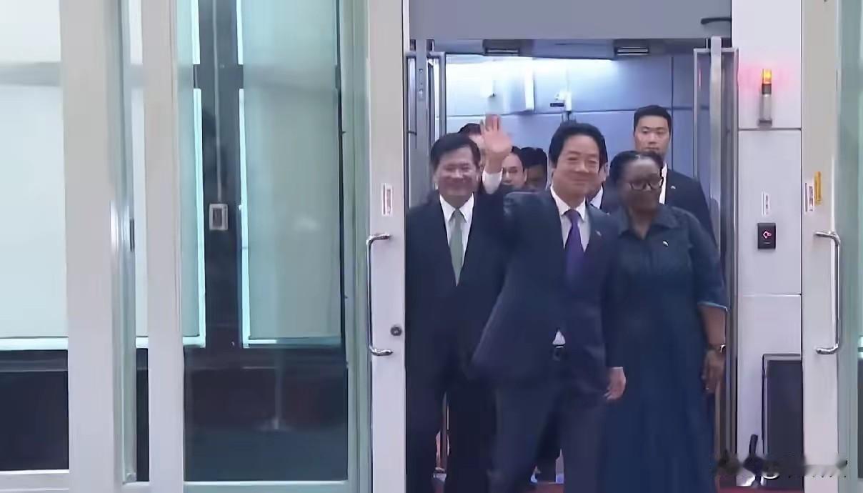 突发:赖皮狗吃席“满载”而归，他为了不让自己尴尬，他说这次是坐国王母亲的便机，顺