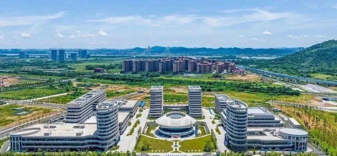 近日，武汉理工大学汽车工程学院将整体迁入军山校区的消息，在高校圈与产业界引发热议