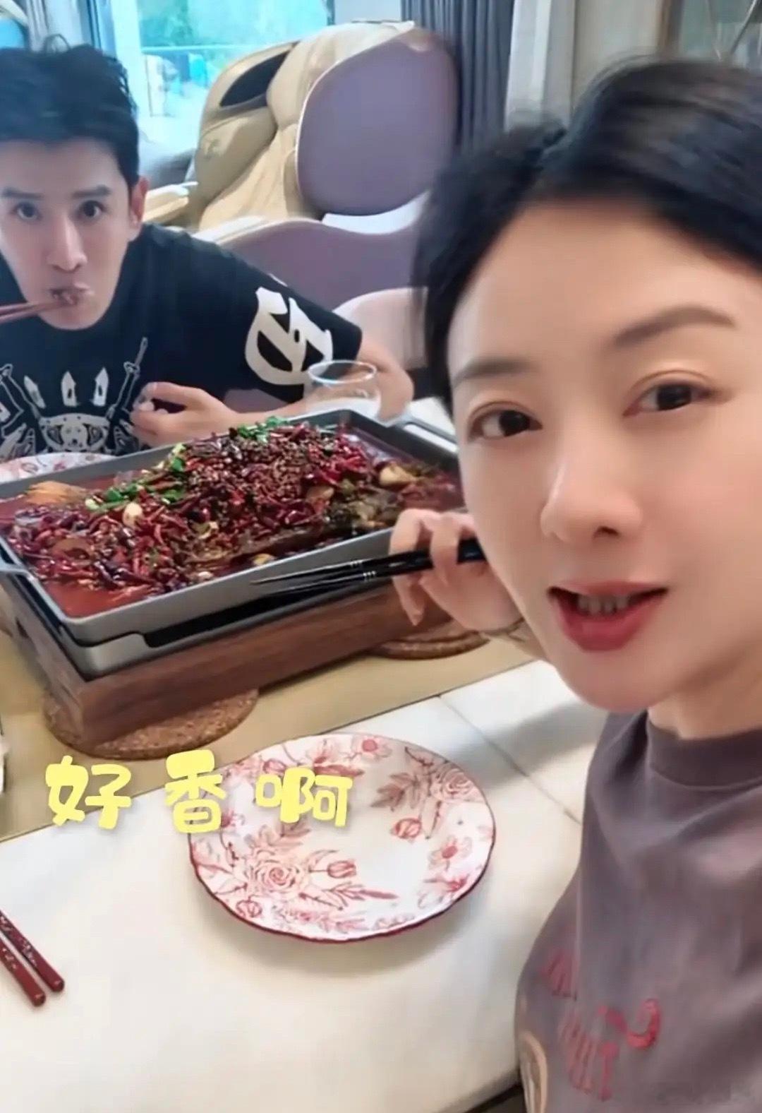 小李琳拍完戏回北京家里，经超下厨房为老婆做饭接风，两口子结婚12年还能在灶台前对