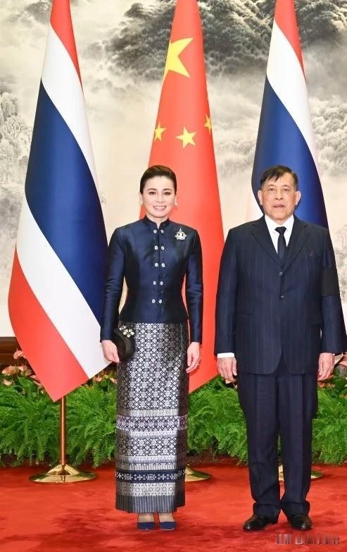 泰王哇集拉隆功和王后素提达搭实现了历史性的首访，但有几个细节是没想到的：现在