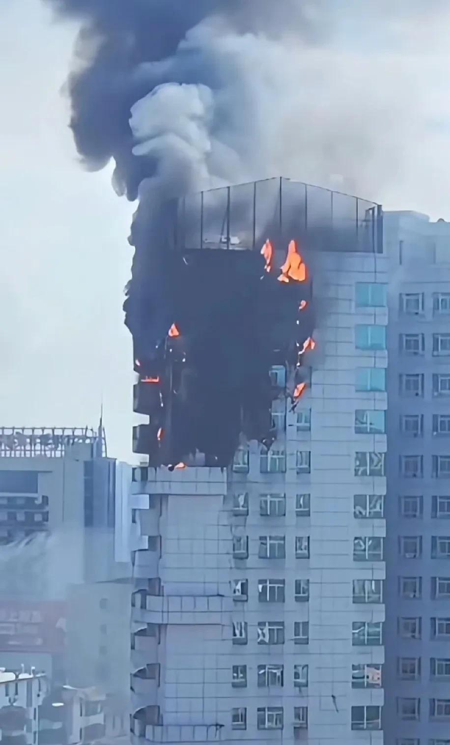 今天下午约2点左右，江西省上饶市市立医院22层住院大楼不小心起火了。记得这这栋