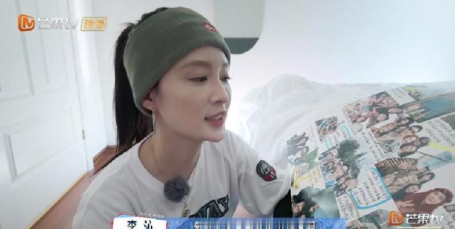 龚俊在《花少》里举着相机满世界喊人合照，还专挑把自己脸拍大的角度，李沁一句吐槽直