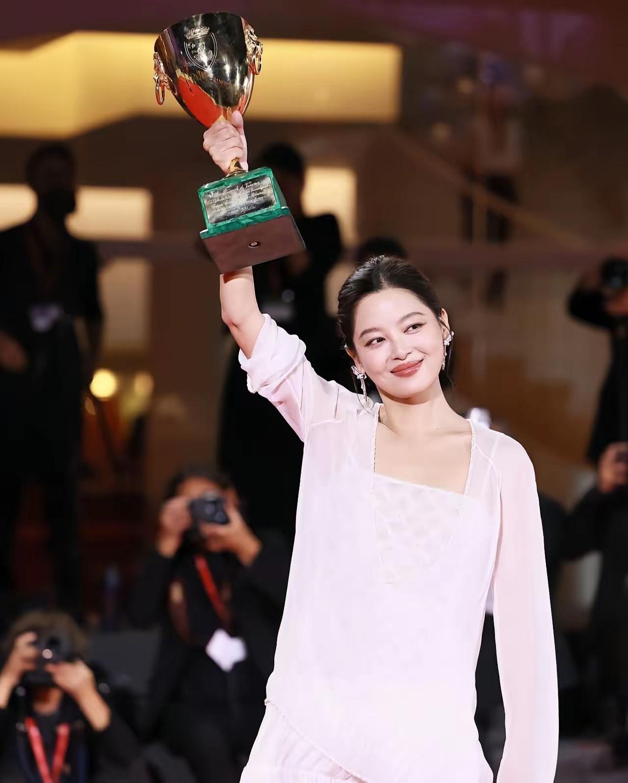 《演员的诞生》这个节目真有意思，淘汰了四个影后。辛芷蕾，作为威尼斯影后，当年