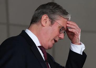 英国最大的错误，不是选错了首相。而是明明国力下滑，却还要硬撑“大国姿态”。如