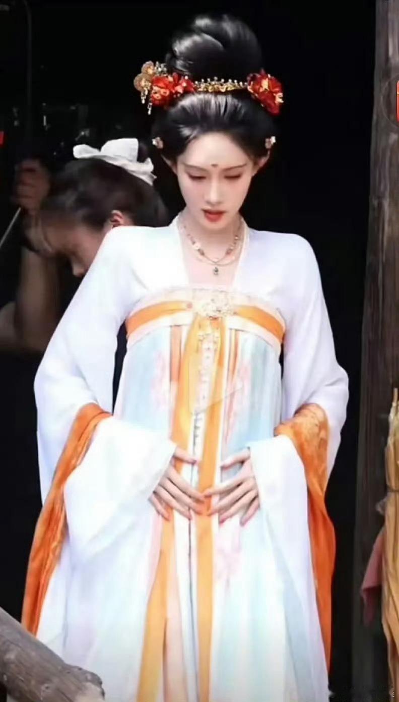 这种肩膀好看吗？少垫一点吧姐姐[捂脸哭]​​​