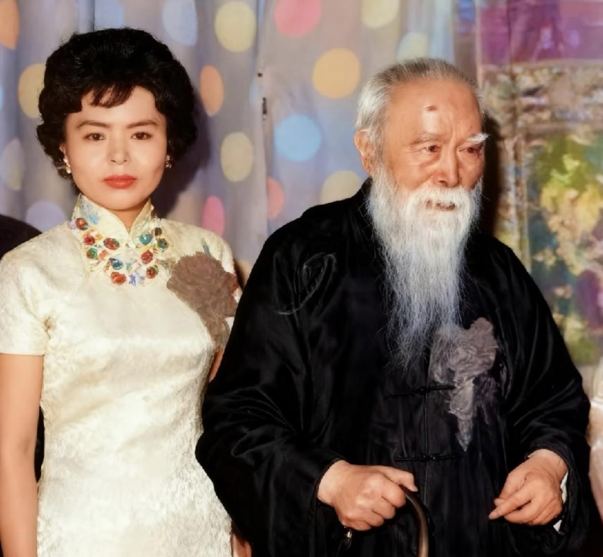 于右任在重庆期间，常做客好友美丰银行行长康心如宅邸。不久便看中了康家亲戚、家中女