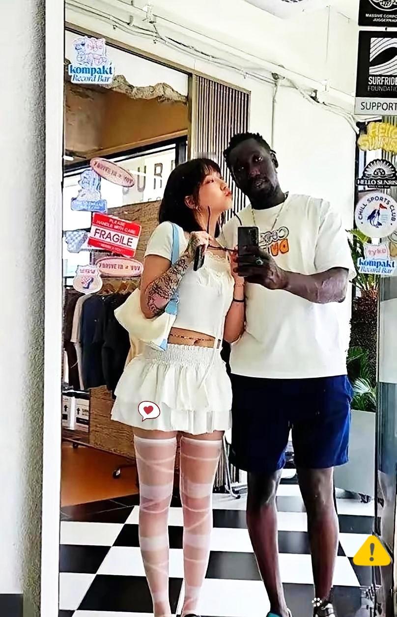 有个浙大女生带了黑人男友回家结果父母当场就变了脸色直接把他俩轰出了门女