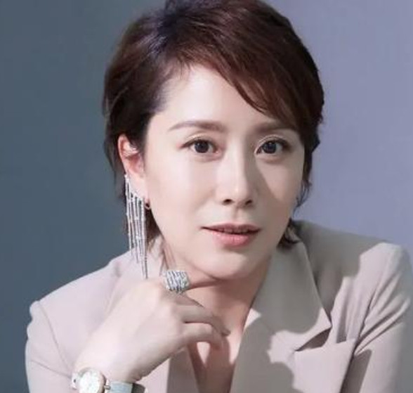 那年，海清在上大学的时候抽烟，被黄磊撞了个正着。黄磊生气地说：“女学生可不能抽烟