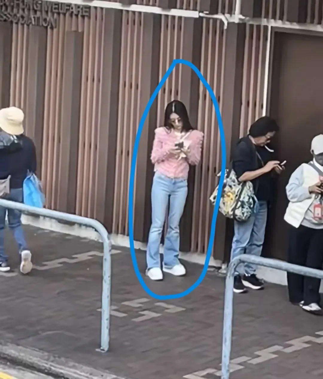 我表妹亲眼见过方媛，她说了一个大实话，方媛亲自去幼儿园门口排队接孩子，