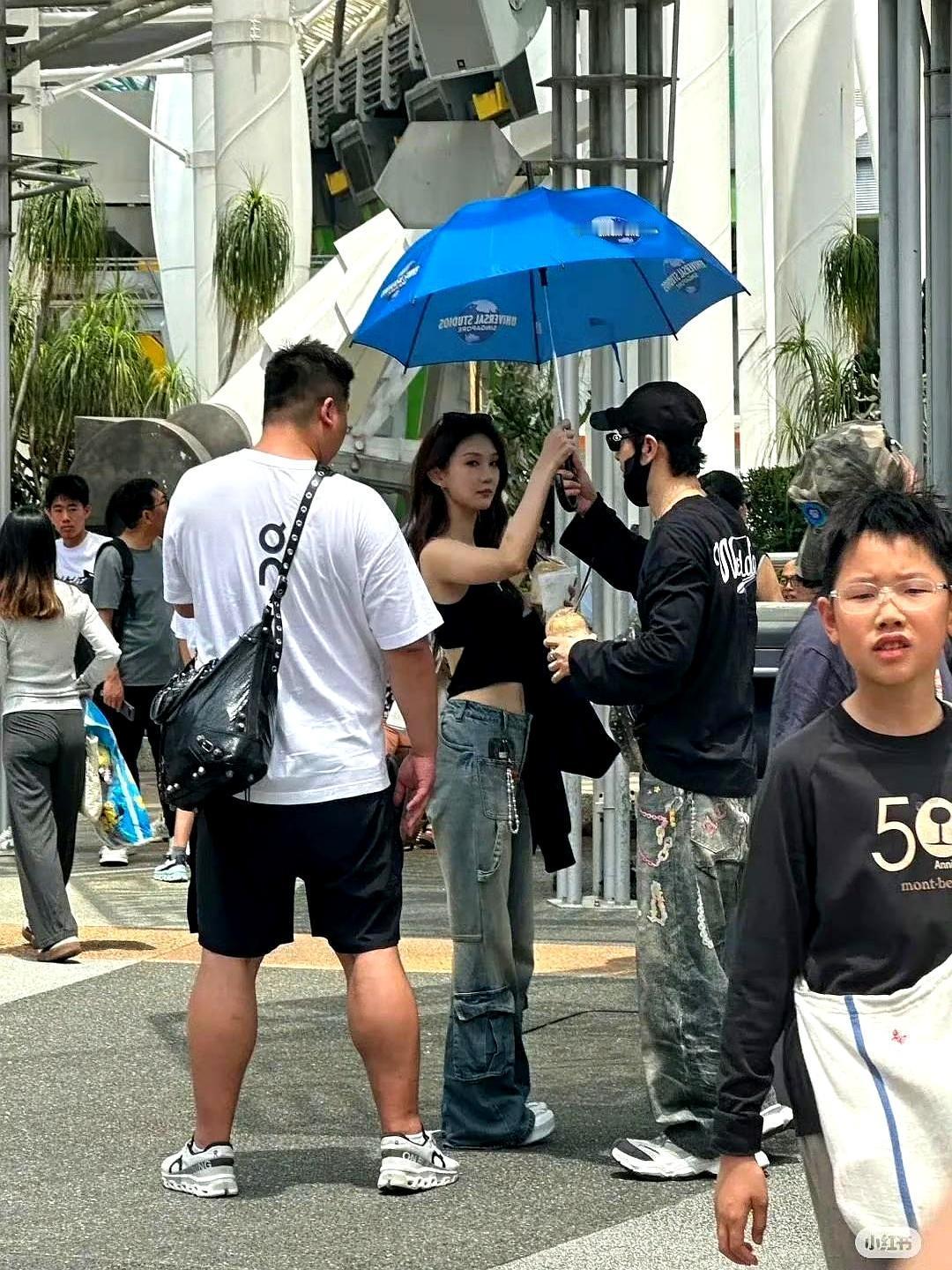 黄晓明新女伴曝光，小他整整22岁！你刷到路透，黄晓明把遮阳伞全倾给身边女生